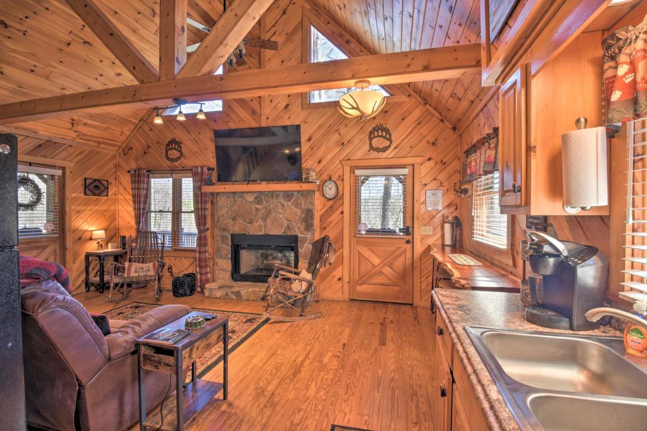 Helen Cabin With Deck And Hot Tub Less Than Half Mi To Main St Exterior photo
